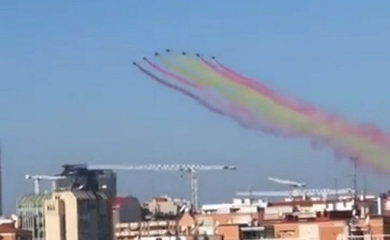 <span style='color:#780948'>ARCHIVED</span> - Air Force display accidentally paints republican flag on National Day in Spain