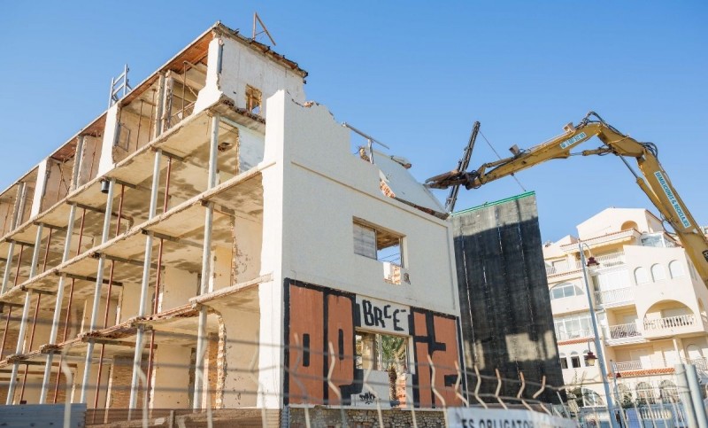 <span style='color:#780948'>ARCHIVED</span> - Eyesore beachside hotel in Alicante is finally being demolished
