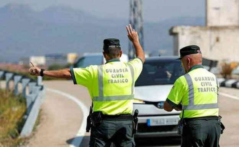 Hand signals commonly used by traffic police in Spain