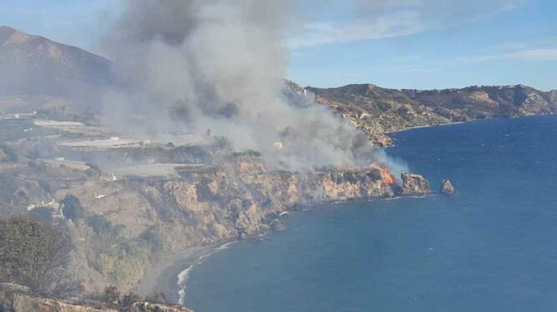 <span style='color:#780948'>ARCHIVED</span> - Nerja forest fire forces closure of N-340 