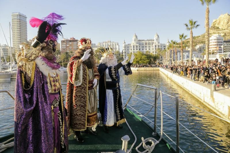 <span style='color:#780948'>ARCHIVED</span> - Three Kings parade returns to the streets of Alicante city: January 5 2022