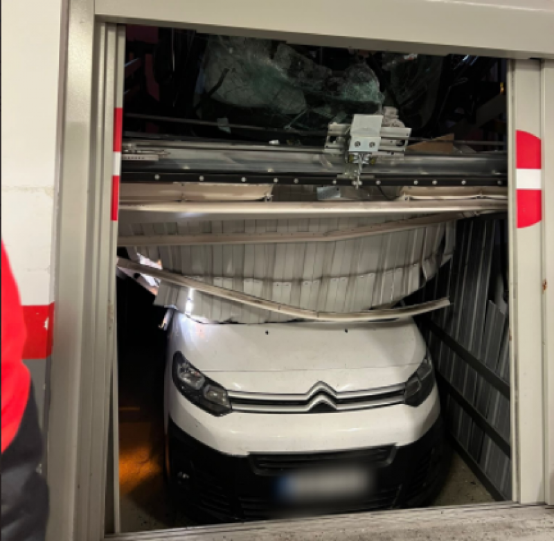 <span style='color:#780948'>ARCHIVED</span> - Car plunges down elevator shaft in Santander